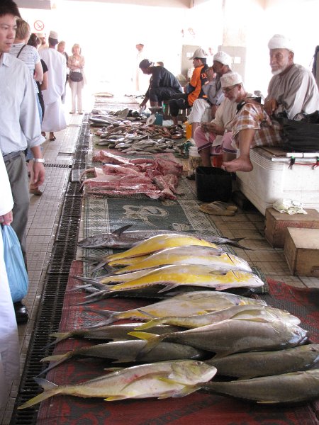 020211_muscat vis souq.JPG - Prachtige vissen in allerlei soorten en maten en een grote drukte op de vis souq van Muscat.